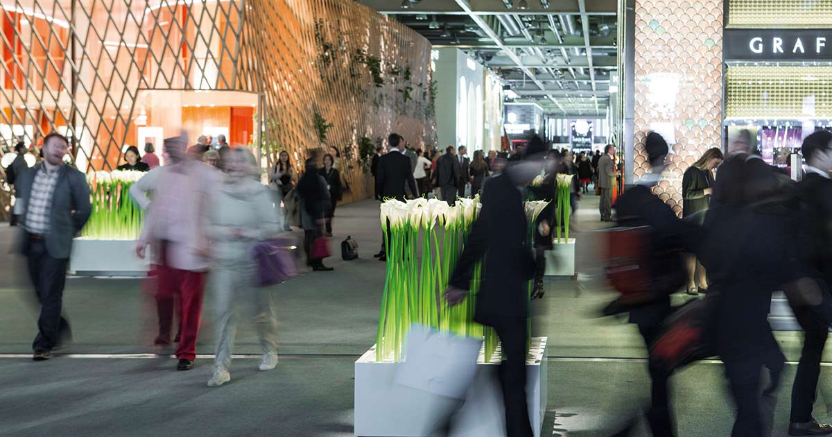 Schon 2015 waren Blumenarrangements unübsersehbar ... Aber es werden immer mehr, scheint es. Gibt es im nächsten Jahr eine Halle weniger? Gerüchte brodeln...