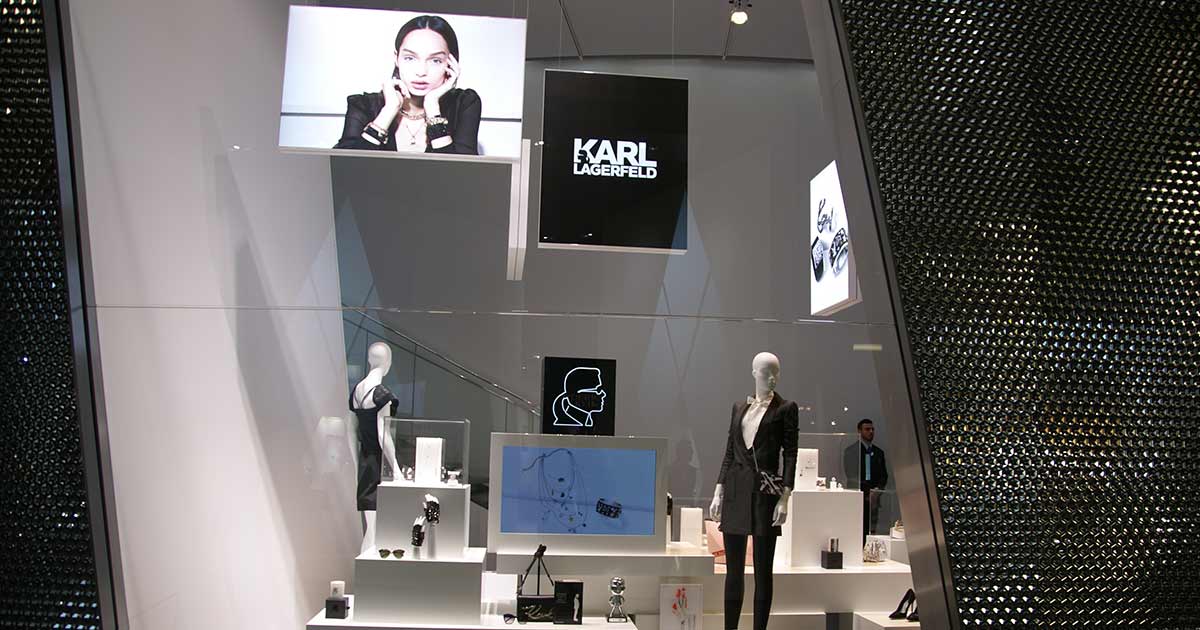 In Karl we trust – dachte sich Swarovski und kooperiert mit dem legendären Modeschöpfer. Die Kooperation war ein großes Thema in Basel – und wurde dementsprechend präsentiert.