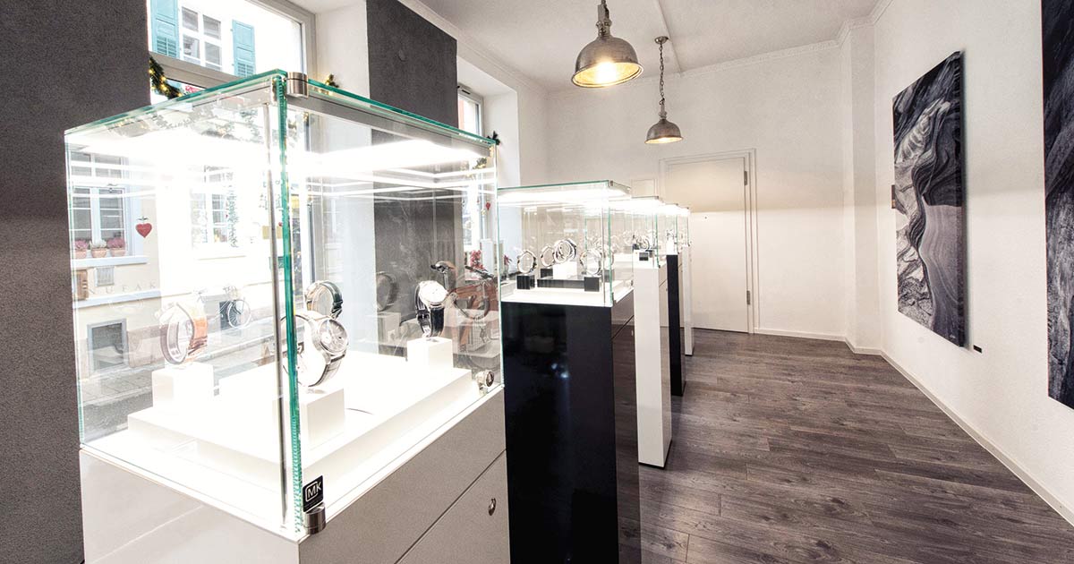 Die Vitrine soll die Produkte beim Juwelier ideal in Szene setzen.