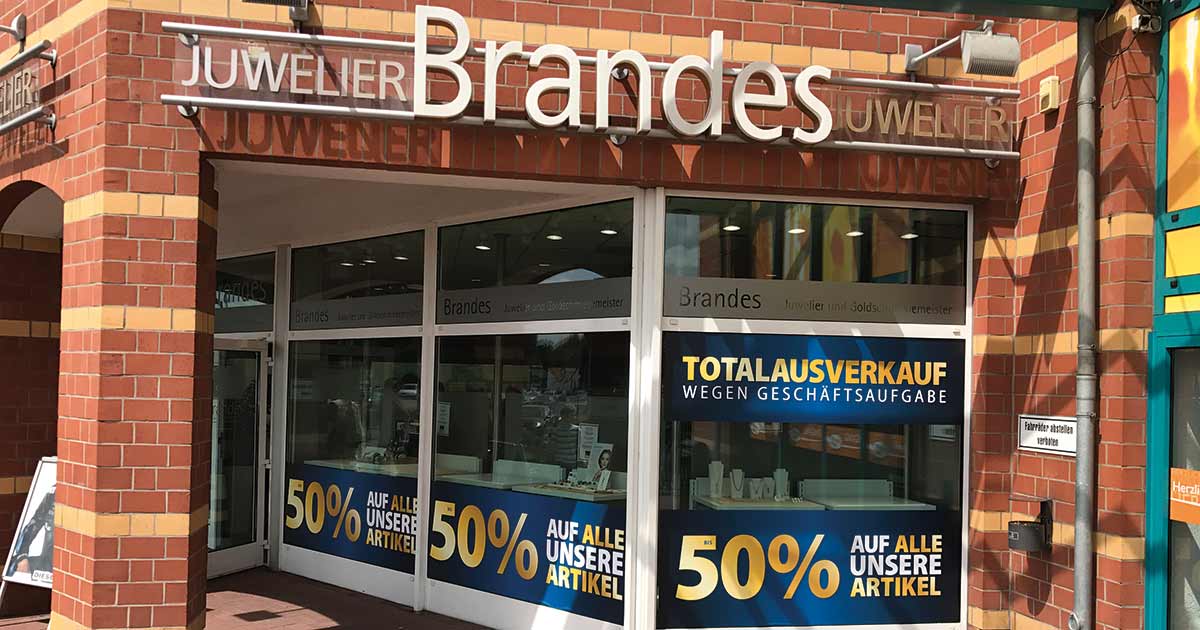 Zum Endspurt des Ausverkaufs: Auf den Schaufenstern von Juwelier Brandes wurde mit „50 % auf alle unsere Artikel“ geworben. Kunden strömten scharenweise ins Geschäft.