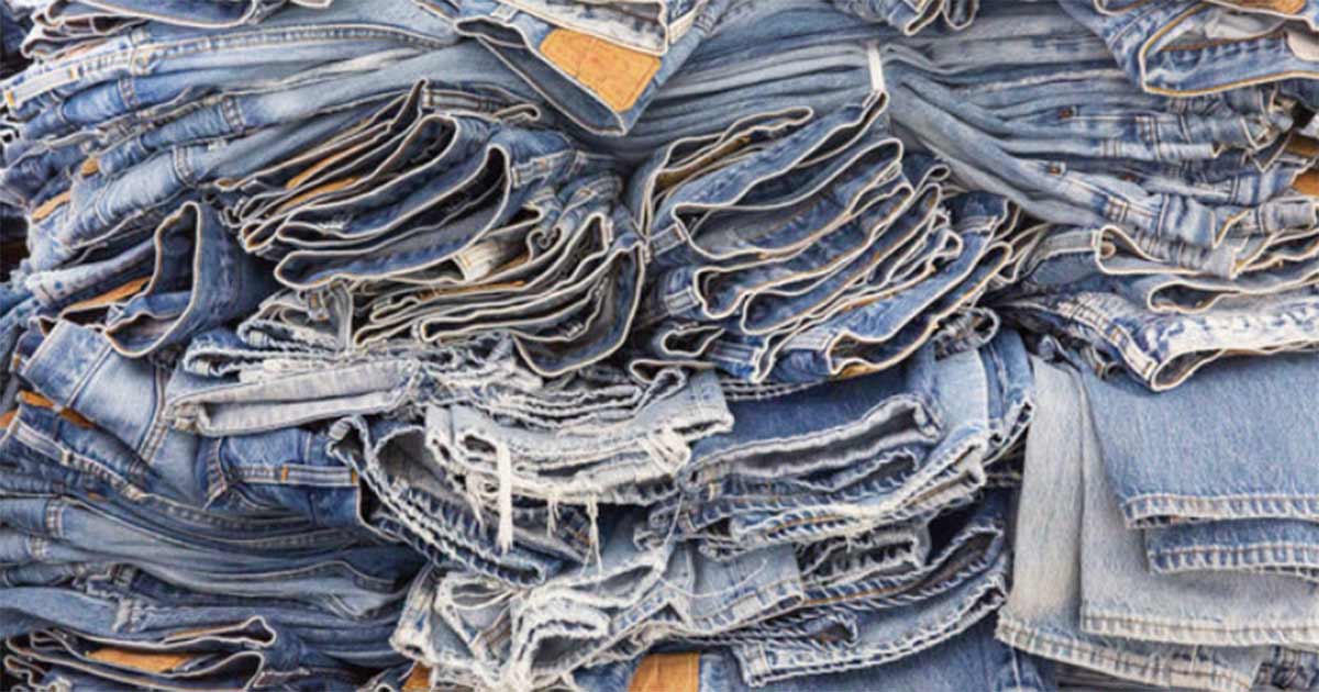 Jede Vintage-Jeans wurde von Hand verändert, um mit moderner Silhouette zu einem einzigartigen Produkt zu werden.