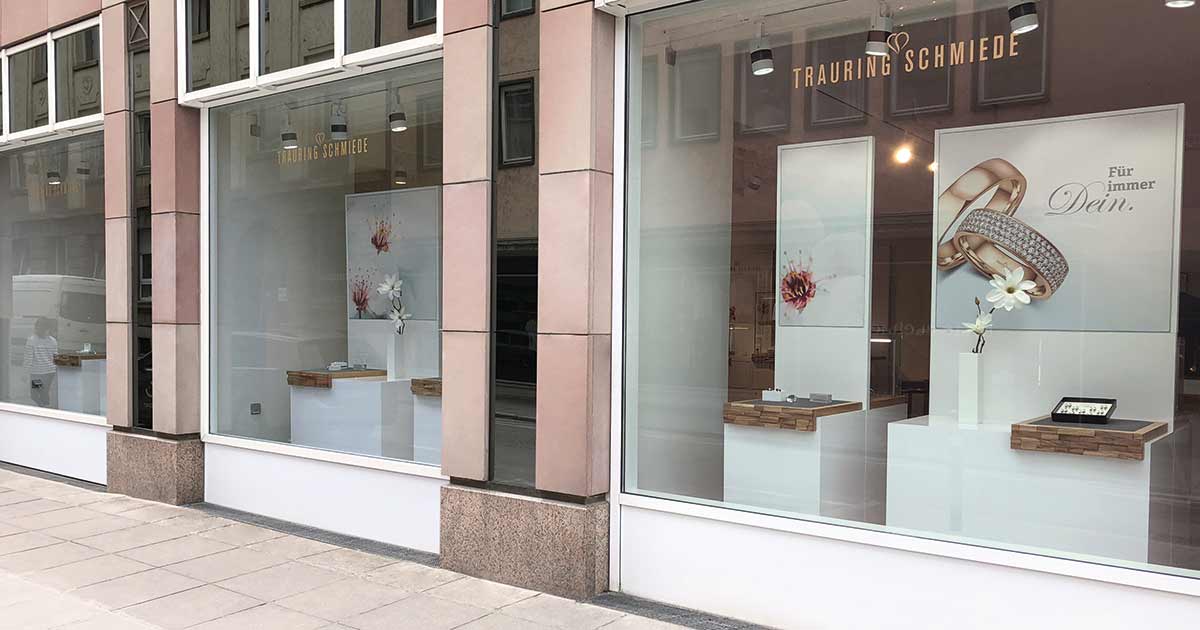 Aufgeräumt: Die Schaufenster des neuen Geschäftes sind hochwertig gestaltet und zeigen wenig Ware.