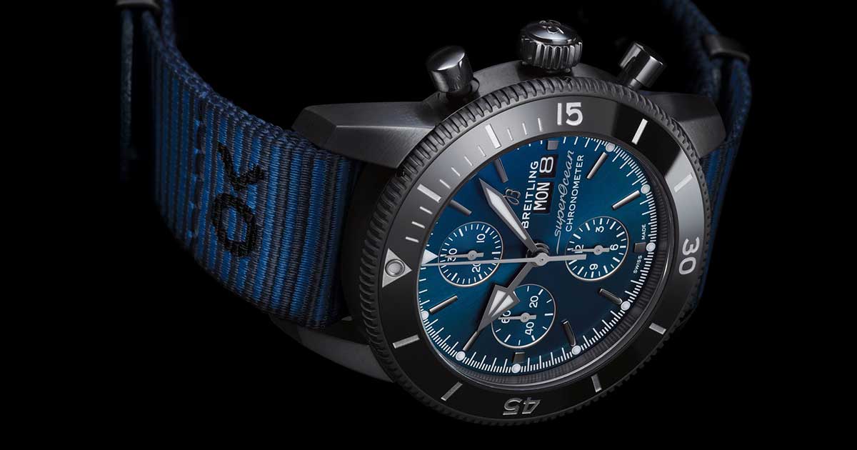 Der Superocean Heritage II Chronograph 44 Outerknown ist gemeinsam mit Surflegende Kelly Slater und der Organisation Outerknown entstanden. Das Band ist aus ECONYL®, einem Garn für das Nylonabfälle aus dem Meer verwendet werden, unter anderem alte Fischernetze.