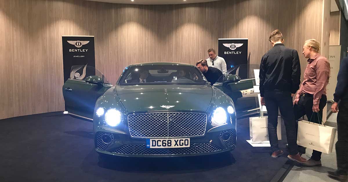 Das luxuriöse Bentley-Modell sorgte für Aufsehen am Messestand.