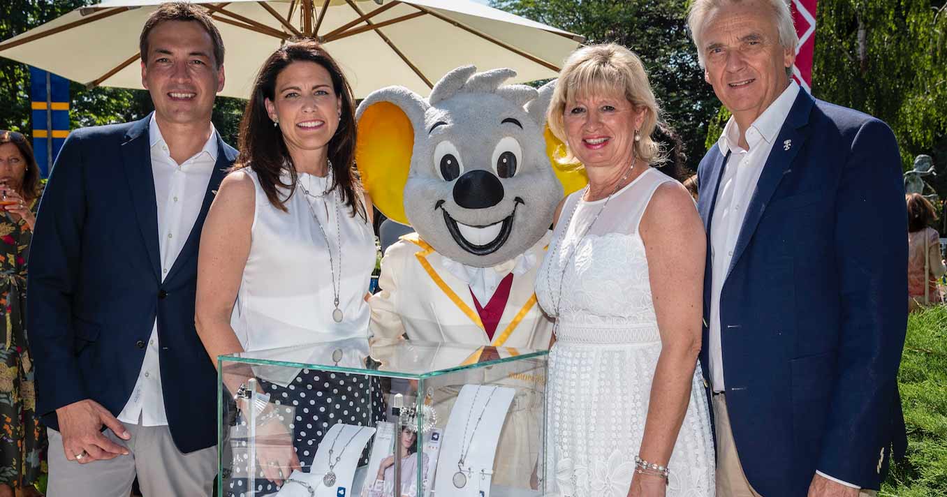 Oliver und Bianca Kleine mit Mauritia und Jürgen Mack vor der neuen Charity-Schmuckkollektion im Europa Park in Rust (v.l.).