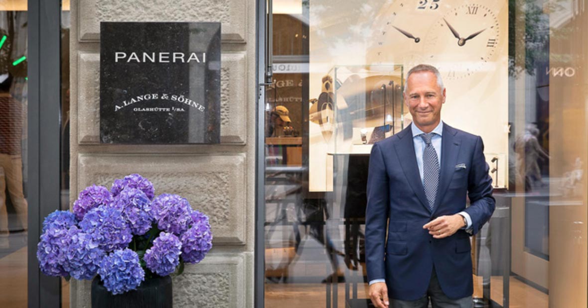 Lange-Geschäftsführer Wilhelm Schmid vor der neuen Boutique.