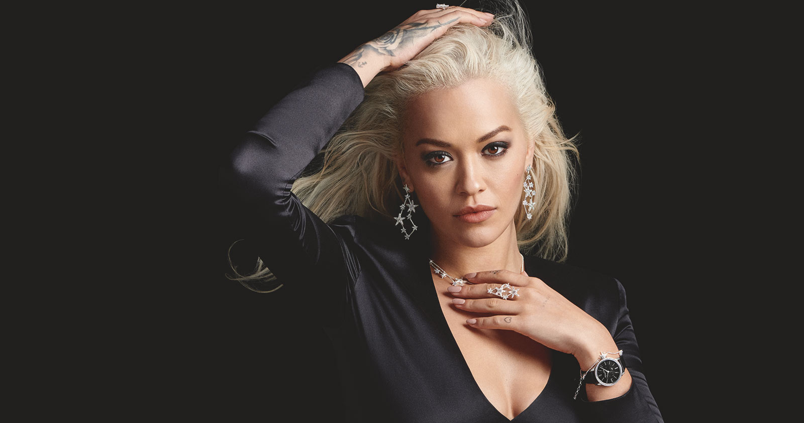 Rita Ora glänzt mit funkelnden Magic Stars von THOMAS SABO.