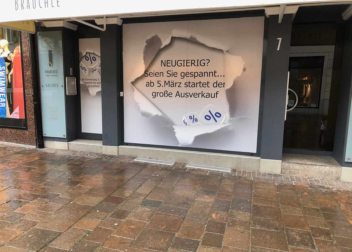 Im Vorfeld sorgte dieses Plakat im Schaufenster für Aufmerksamkeit bei den Kunden.