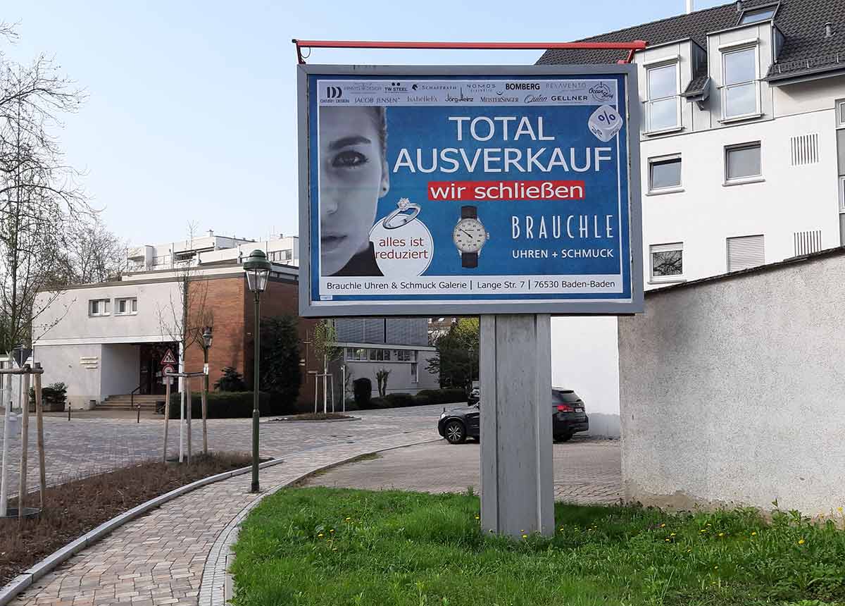 Großflächige Verklebungen und City-Light-Plakate machten auf den Räumungsverkauf von Juwelier Brauchle aufmerksam.