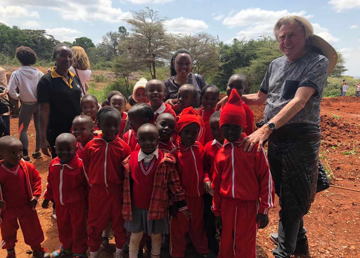 Roland Rauschmayer mit "seinen" afrikanischen Kindern. (© Kevin Drewes)