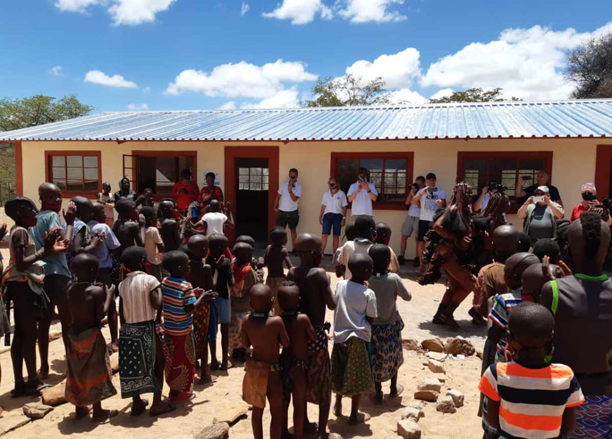 Die Kinder in Okauapehuri freuen sich riesig über ihre Schule. (© Kevin Drewes)