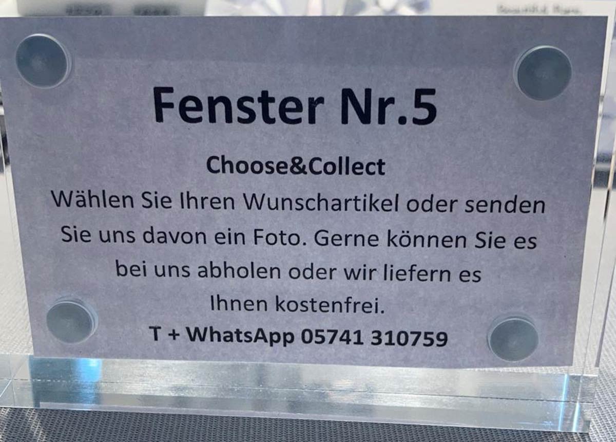 Die Nummer des Schaufensters ist jeweils in einem kleinen Acrylrahmen zu finden.