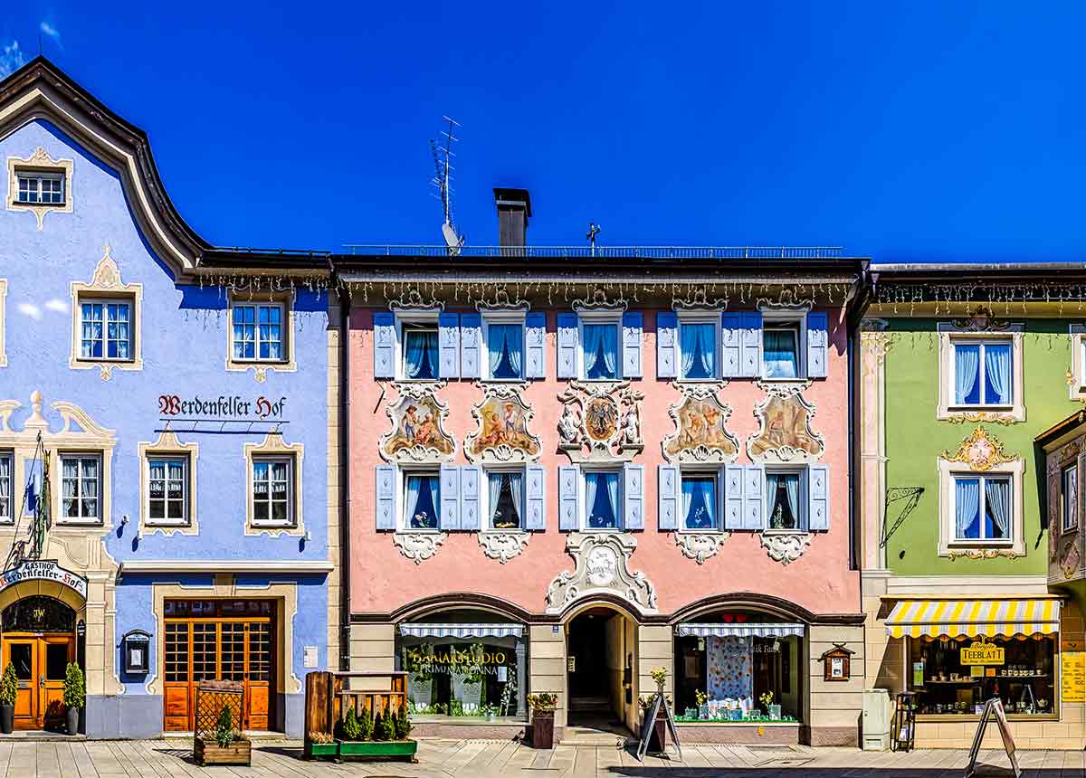 Im schönen Garmisch-Partenkirchen mit seinen historischen Häusern ist Juwelier Gerspach ansässig. (Credit: FooTToo / Shutterstock)