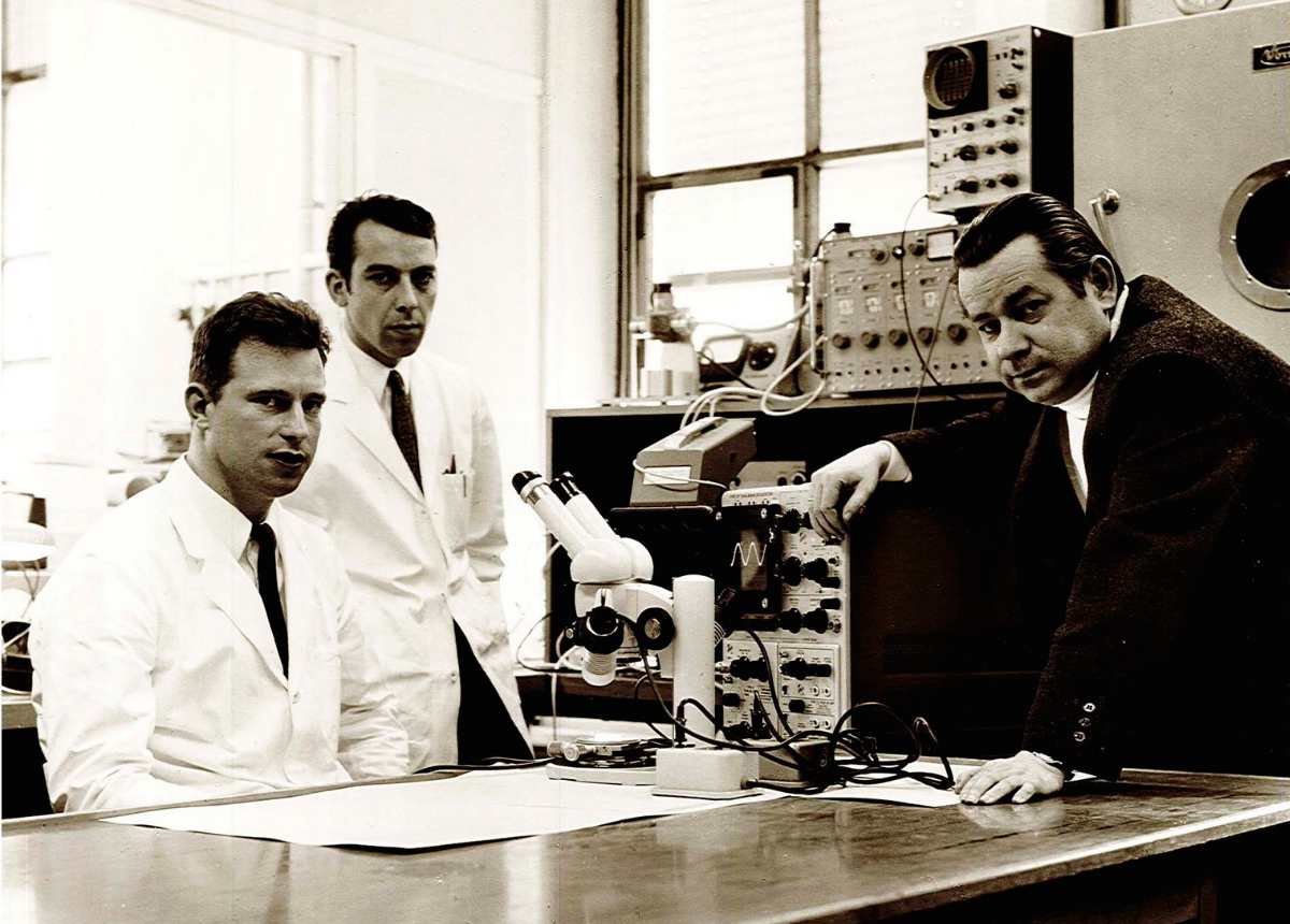 Das Junghans Entwicklungsteam Ende der 1960er Jahre unter der Leitung von Dr.-Ing. Friedrich Assmus (rechts) mit Wolfgang Ganter (links) und Hans Flaig im Labor des Unternehmens. Dieses Team entwickelte die Junghans Quarzuhrensysteme.