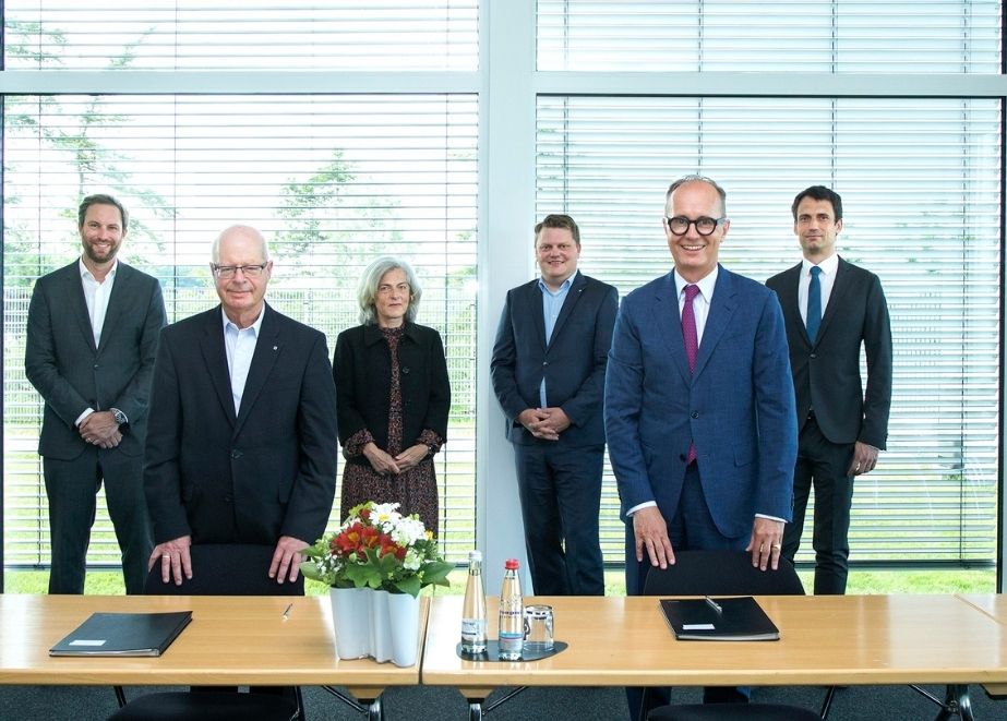 Zukunftsthema 3D-Druck mit Edelmetallen: C.HAFNER und das Technologieunternehmen TRUMPF haben ihre Kooperation bekräftigt. Das Foto zeigt von links: René Kneissl (Trumpf), Dr. Klaus Parey (Trumpf), Birgitta Hafner (C.HAFNER), Rainer Grünauer (Trumpf), Dr. Philipp Reisert (C.HAFNER), Dr. Ingwar Hünsche (C.HAFNER)