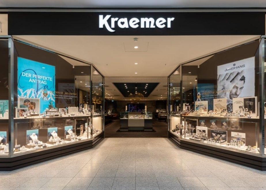 Groß: Auf 250 Quadratmetern wird sich Juwelier Kraemer in Regensburg repräsentieren. Schmuck, Uhren und vor allem Service (!) steht am neuen Standort im Fokus, berichtet Roland Kaulfuß, Geschäftsführer der Kraemer-Gruppe.