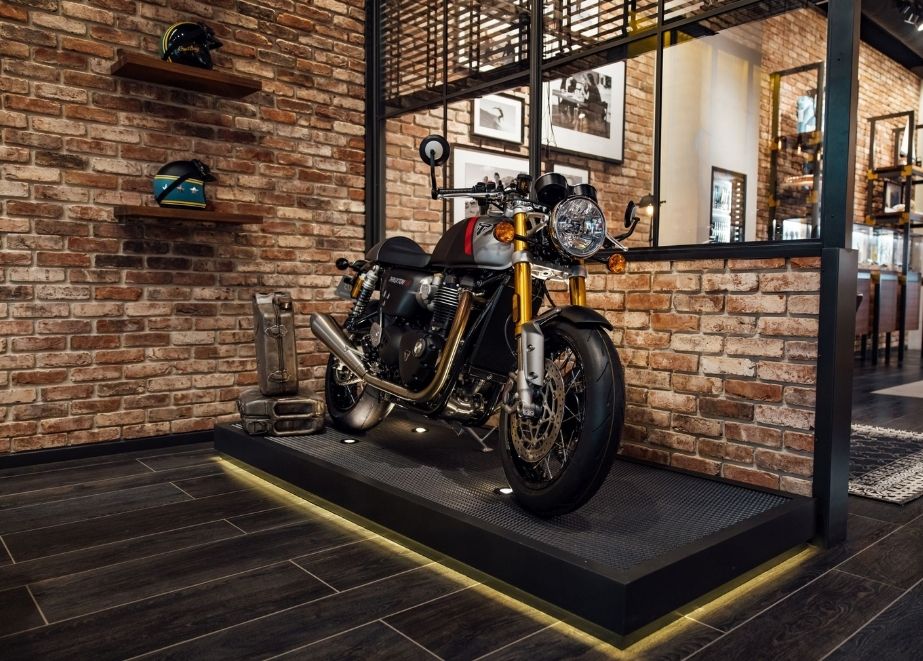 Triumph Thruxton RS Motorräder – die ersten modernen Café Racer – werden derzeit in Top-Boutiquen von Breitling auf der ganzen Welt ausgestellt.