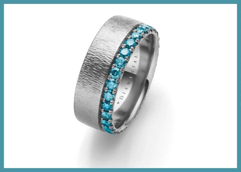 Auch auf dem Gebiet Diamanten für den Mann setzt Tantalum Trauringe gerne Trends. Das neuste Modell ist ein 9 mm breiter Ring mit Blue Ocean Diamanten.