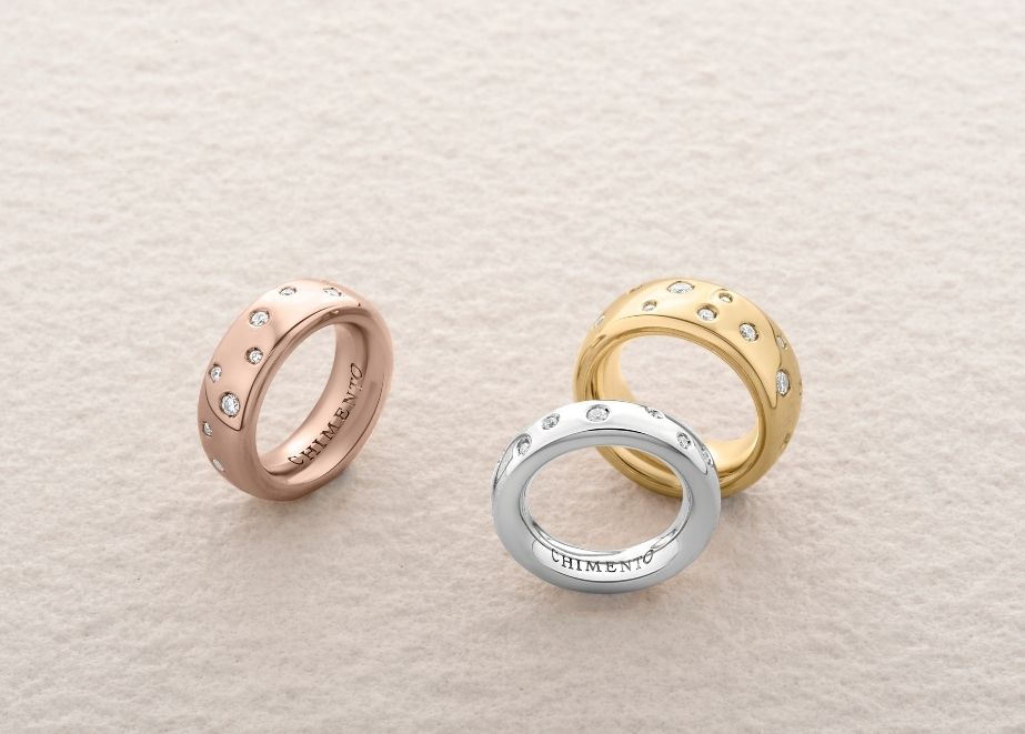 Auf den Ringen der FOREVER "Brio"-Kollektion funkeln kleine, weiße Diamanten.