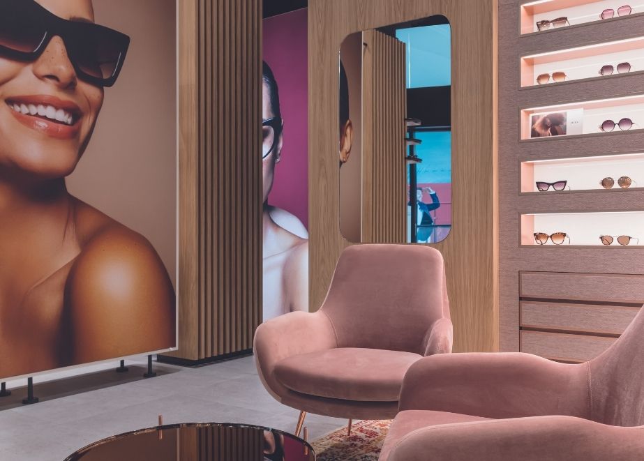 Raffinierte Details zum Entdecken gibt es bei optique Moitzheim in Luxemburg. Hier zu sehen ist eine gemütliche Lounge-Ecke, mit rosa-pastell-farbenen Sesseln, die zum Verweilen einlädt.