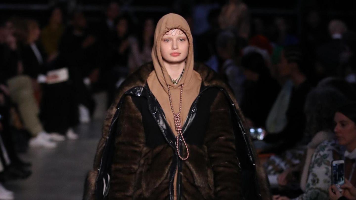 Bei der London Fashion Week schickte das berühmte britische Modehaus Burberry ein Model in einem Hoodie auf den Runway, den ganz offensichtlich eine Schlinge ziert. Da war der Shitstorm vorprogrammiert. Bild: stern.de