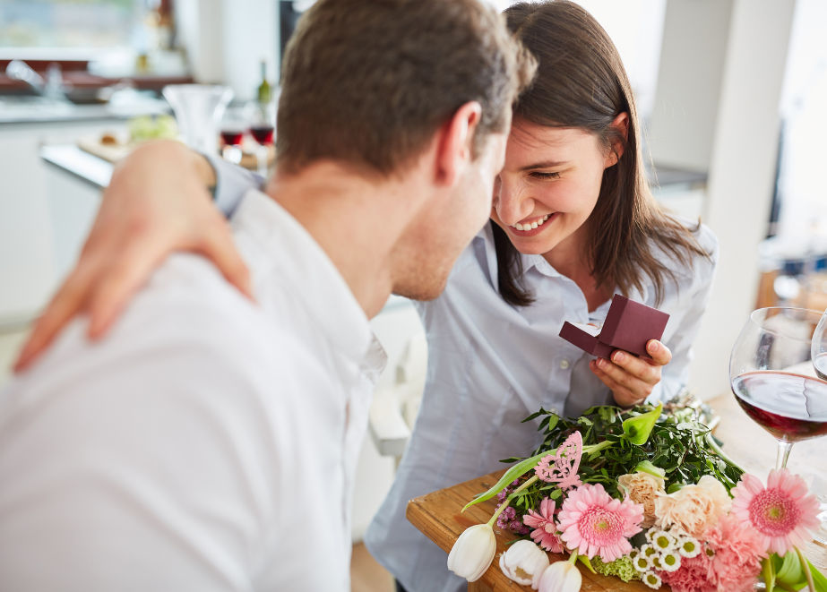 Schmuck zum Valentinstag ist kein Ramsch, sondern hochwertig und edel. Wenden Sie sich an unsere Ring-Experten. © Shutterstock