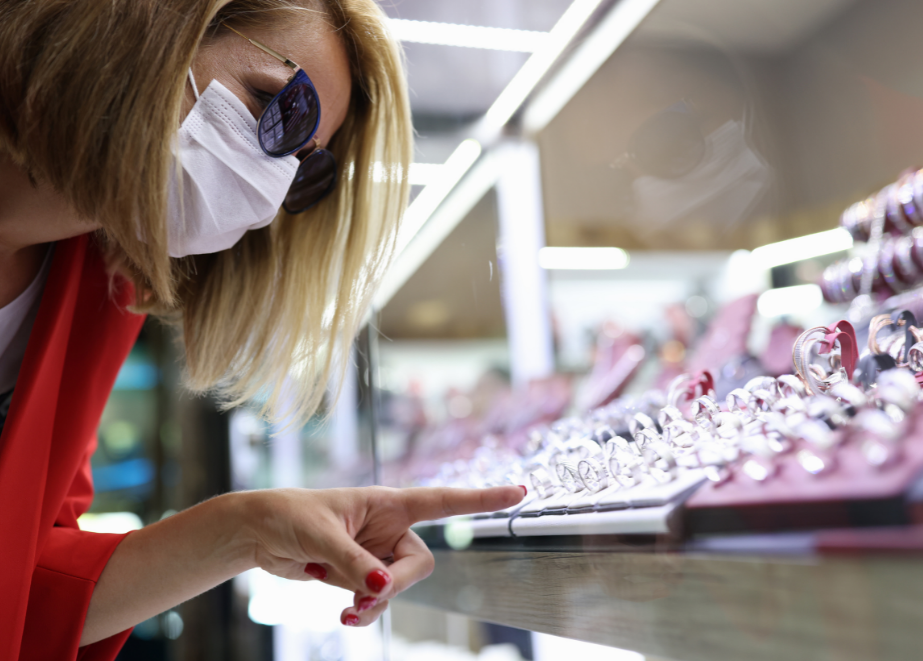 Shoppen noch immer mit Maske? Ja, aber ein Ende der 2G-Regel für den Einzelhandel ist immerhin in Sicht. © Shutterstock