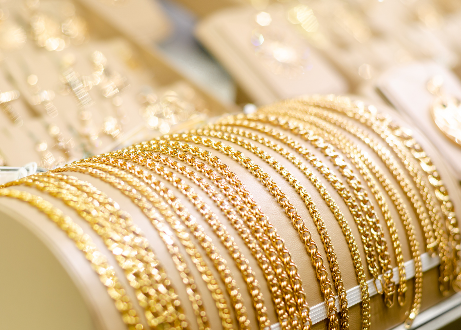 Goldschmuck mit 18 Karat sorgt beim Juwelier für mehr Umsatz. © Shutterstock