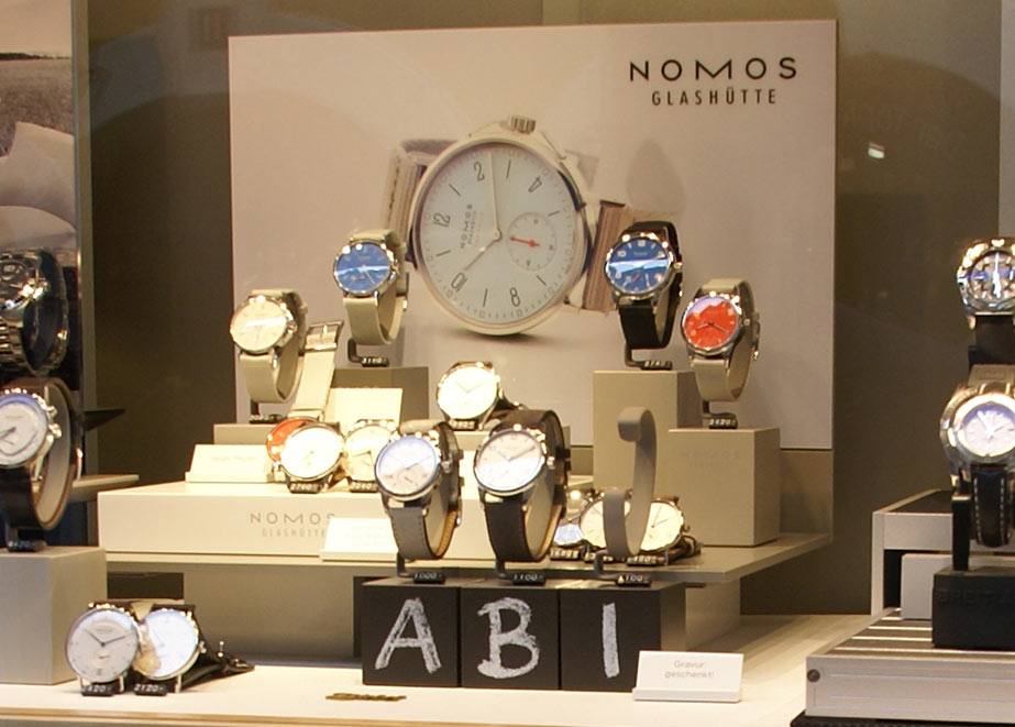 Die Kommunikations-Meister von Nomos haben auch die Tradition der Abi-Uhr dem Juwelier zurückgebracht. (Gesehen in Bamberg.)