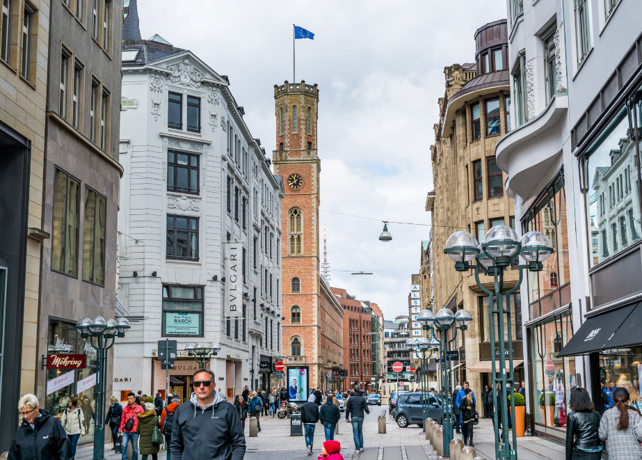 Poststraße: Einkaufsmeile in Hamburg. Hier wird zukünftig der G-Shock Store zu finden sein. © Shutterstock