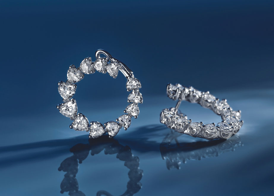 Diamantbesetzte Creolen aus der "Anniversary Love" Kollektion von Recarlo. © Recarlo