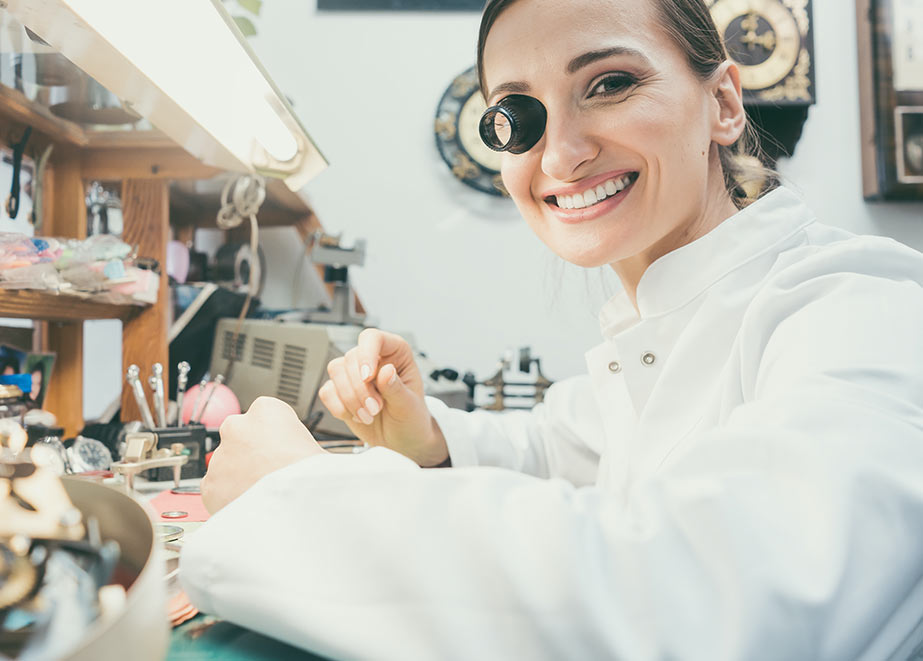 Uhrmacher verzweifelt gesucht: Der Fachkräftemangel hat längst auch unsere Branche erreicht. Foto: Kzenon/Shutterstock.com