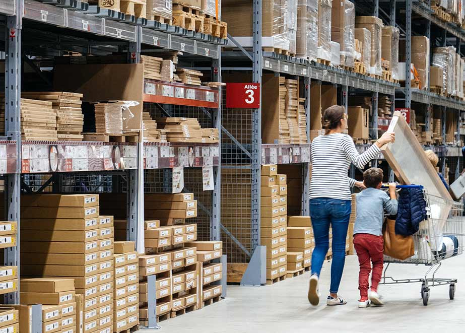 Warum nicht als Online-Lager nutzen? Blick ins Warenlager bei IKEA. Foto: Hadrian/Shutterstock.com