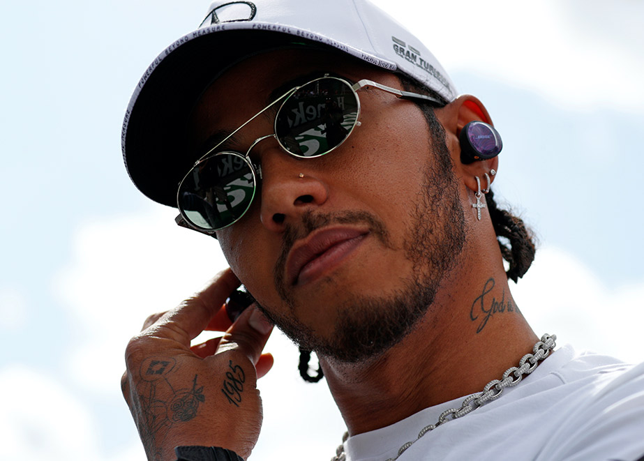 Lewis Hamilton hat Ärger, weil er seinen Schmuck zum Rennen ausziehen müsste. Foto: sbonsi/Shutterstock.com