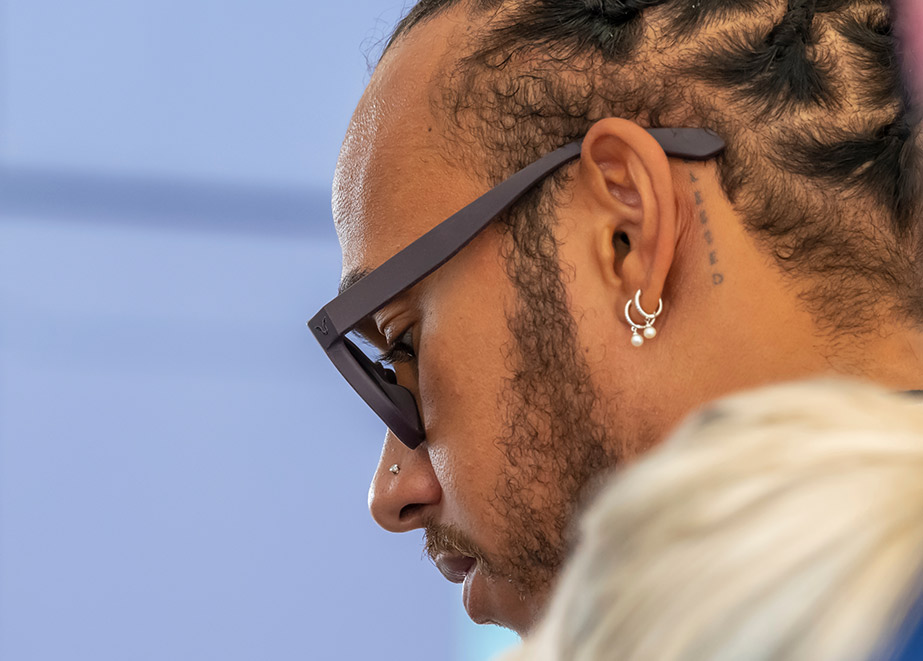 Schmuckfan mit Hang zum Bling Bling: Lewis Hamilton, mehrfacher Formel 1-Weltmeister, Trendsetter und Paradiesvogel. Foto: motorsportsPhotographer/shutterstock.com