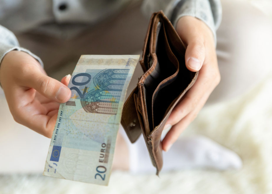 Geld ausgeben? Ja, aber mit Bedacht. In Zeiten wie diesen überlegen viele Konsumenten zwei Mal, wofür sie Geld ausgeben. © Shutterstock