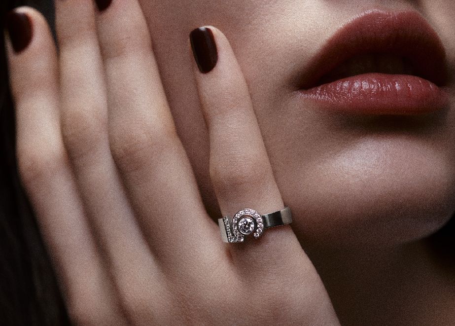 Die 5, Coco Chanels Glückszahl, gehört wie die Kamelie, der Löwe oder Komet und Sonne zu den Motiven, die den Designern in den Schmuck-Ateliers von Chanel als Inspirationsquellen dienen. © Chanel