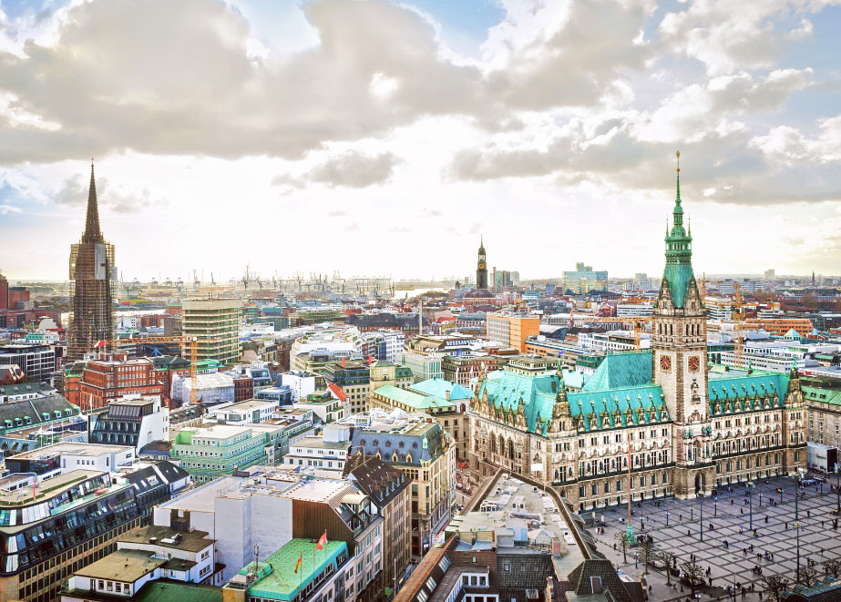 Innenstadt von Hamburg mit Rathaus. © Shutterstock