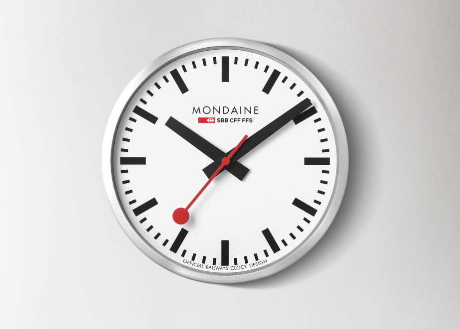 Zeitlos klassisch: Die stop2go-Wanduhr von Mondaine im Bauhaus-Stil der Schweizer Bahnhofsuhr. © Mondaine