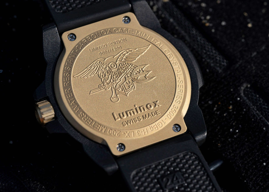 Besonderer Gehäuseboden: Hier prangt der "SEAL Trident" der Navy SEALs. © Luminox