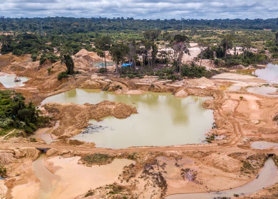 Durch den oft illegalen kleingewerblichen Goldbergbau gelangen große Mengen Quecksilber in die Natur und die Nahrungskette. © Shutterstock