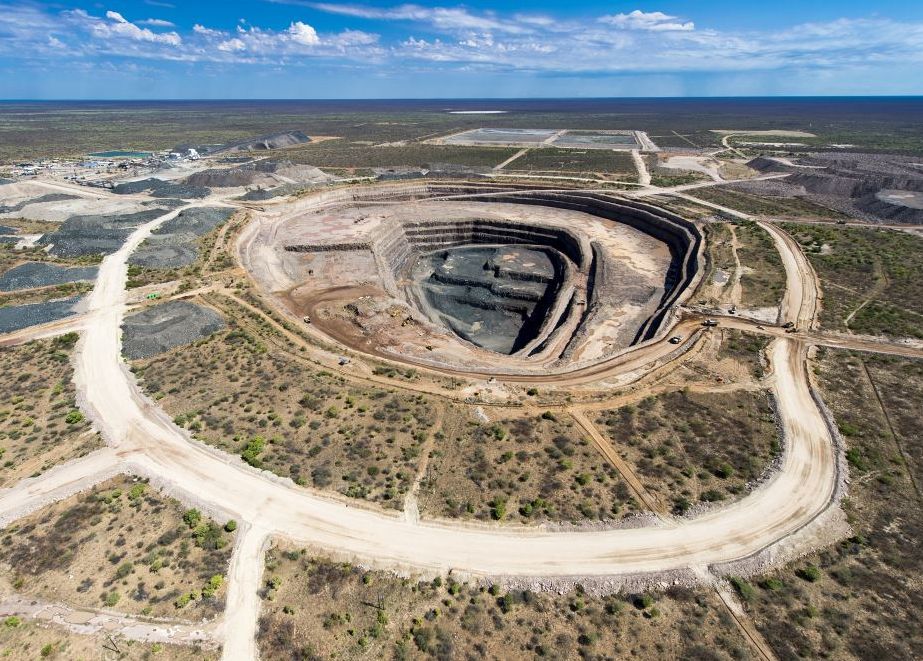 Die Karowe Mine in Botwana ist bekannt für besonders große und hochwertige Diamanten. Seit der Inbetriebnahme 2012 wurden mehr als 7.000 Rohdiamanten mit mehr als 10,8ct, 25 mit mehr als 300ct und drei mit über 1.000ct gefördert.