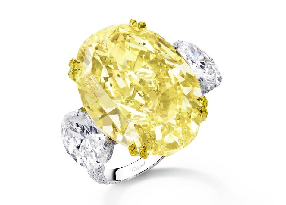 Ring in 18 Karat Fairmined Weiß- und Gelbgold, besetzt mit einem 30,63-karätigen Diamanten im Ovalschliff in der Farbe Fancy Intense Yellow sowie zwei jeweils zweikarätigen weißen Diamanten im Ovalschliff. Die Ringschiene ist mit weißen Brillanten ausgefasst, die Krappen mit gelben Diamanten im Brillantschliff besetzt. © Chopard