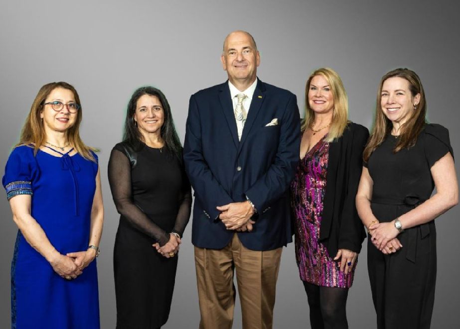 Dr. Sebnem Duzgun (Leiterin des Instituts für Bergbautechnik an der Colorado School of Minin), Dr. Nicole Smith (Assistenzprofessorin und Projektleiterin), John W. Ford Sr. (CEO der AGTA, Kimberly Collins (Vorstandsmitglied der AGTA) und Jenna White (Doktorandin und Projektleiterin) © AGTA