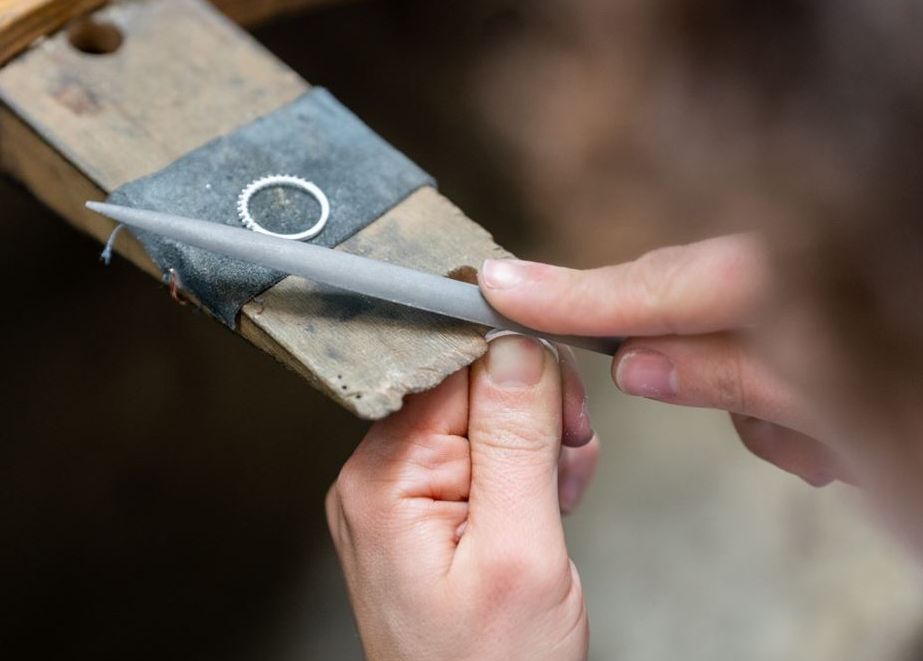 Alle Schmuckstücke werden in traditioneller Handarbeit und ausschließlich aus Recycling-Gold gefertigt. © VEYNOU