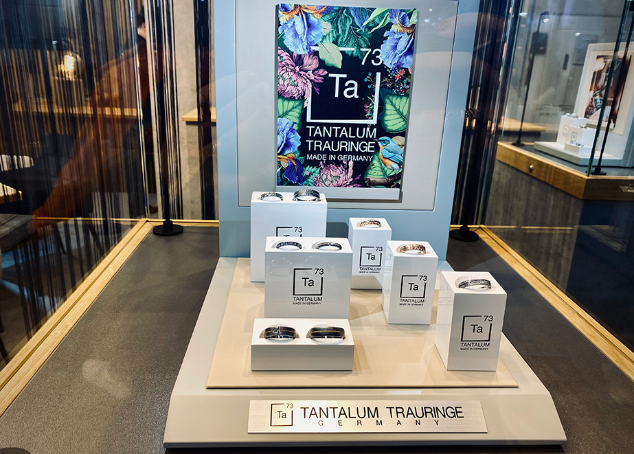 Tantalum Trauringe Produkte Vitrine