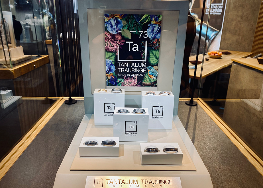 Tantalum Trauringe Produkte Vitrine